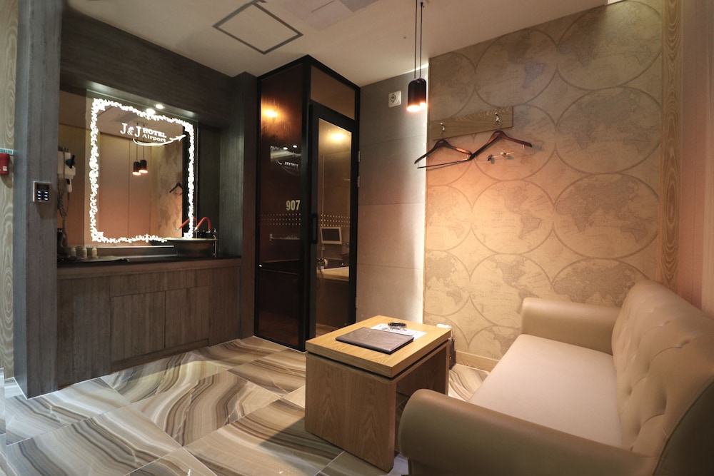 Airport Hotel 26/43