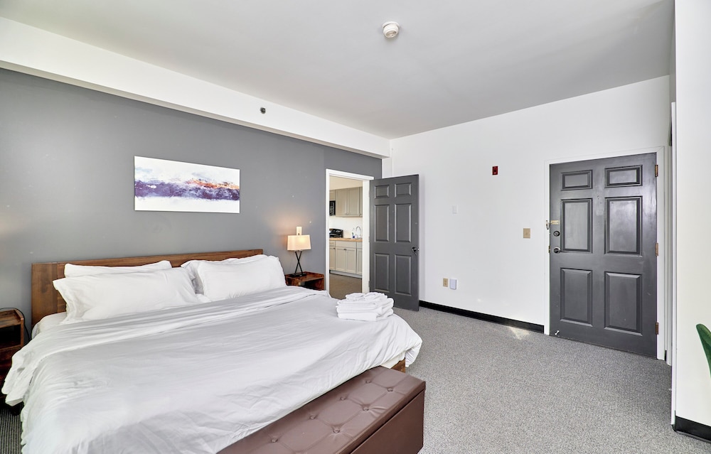 EXECUTIVE, SUITE, MULTIPLE BEDS, PRIVATE BATHROOM