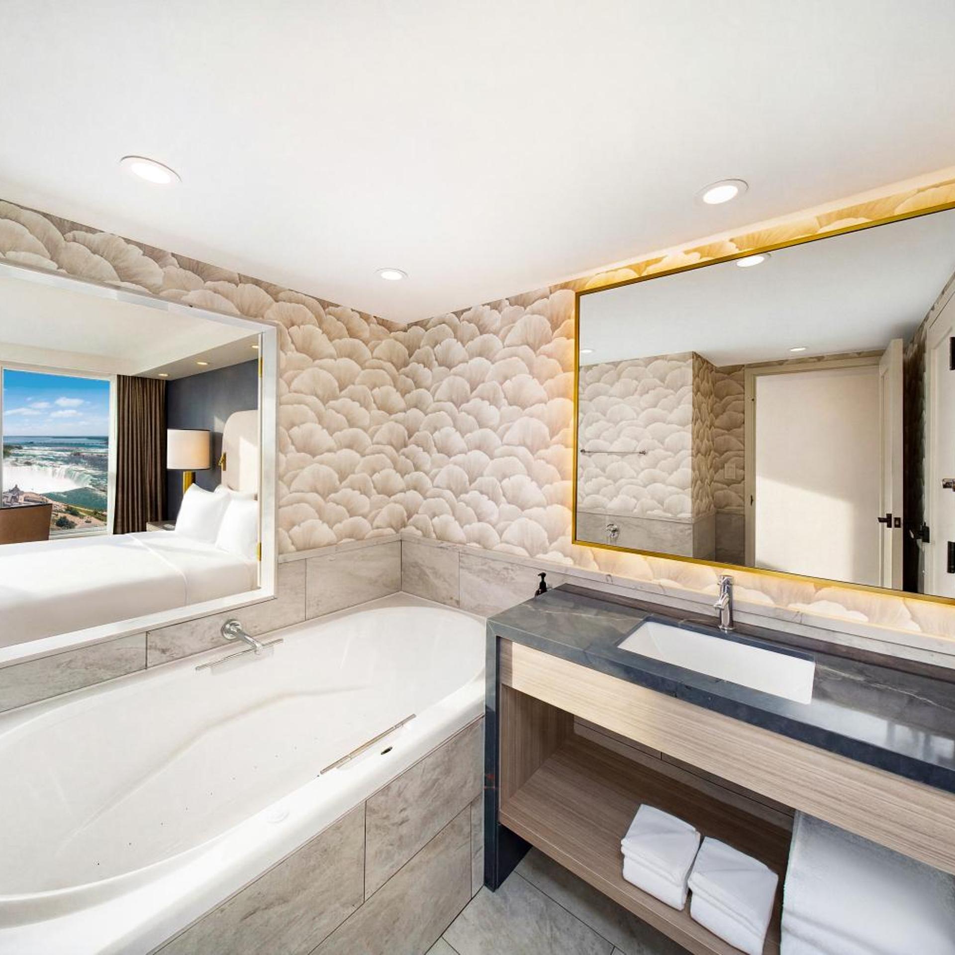 2 Rooms, Premium, Suite, 2 King Beds, 4 Queen Beds, Falls View، Embassy Suites By Hilton Niagara Falls Fallsview 3/3