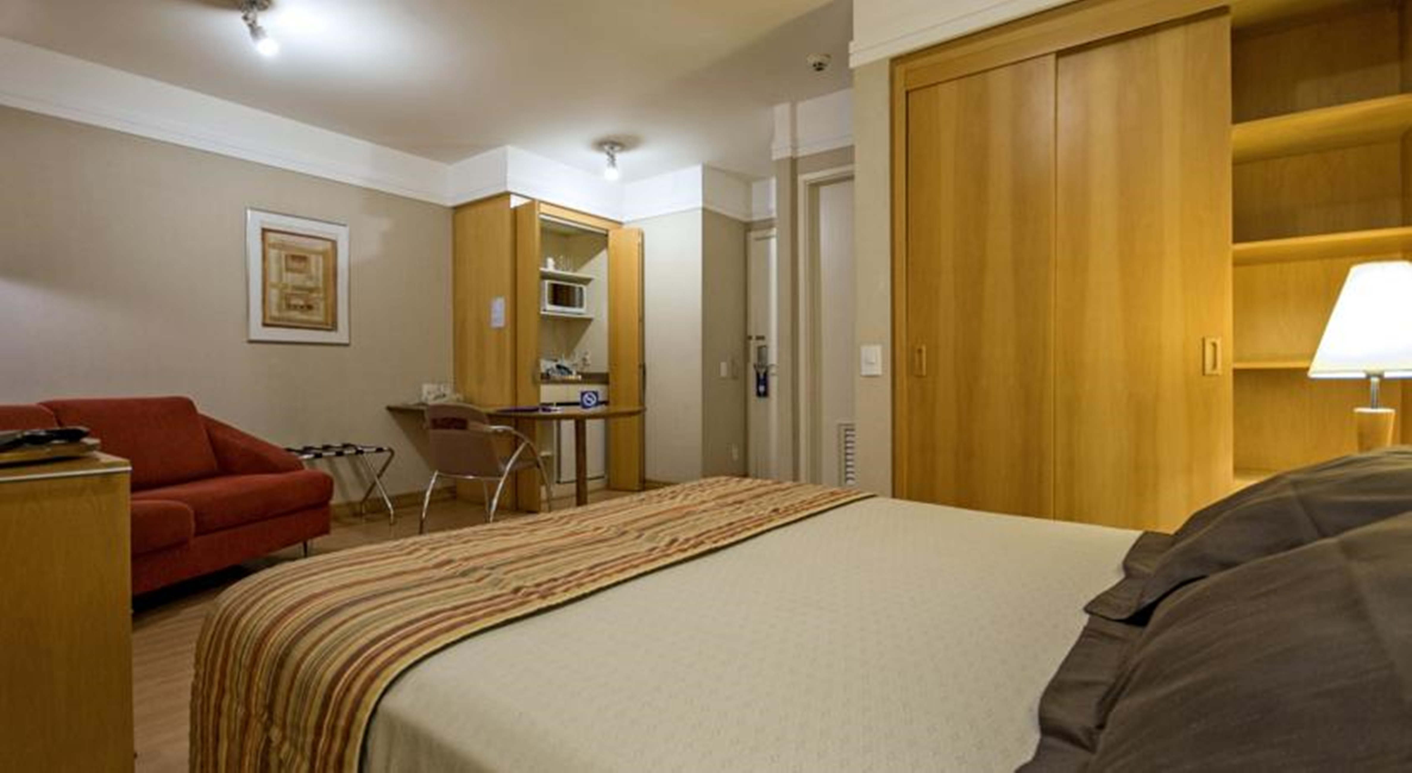 غرفة فاخرة بسرير مزدوج