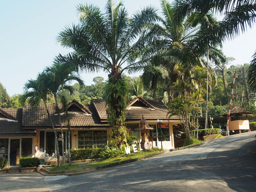 Khao Lak Palm Beach Resort in TAKUA PA