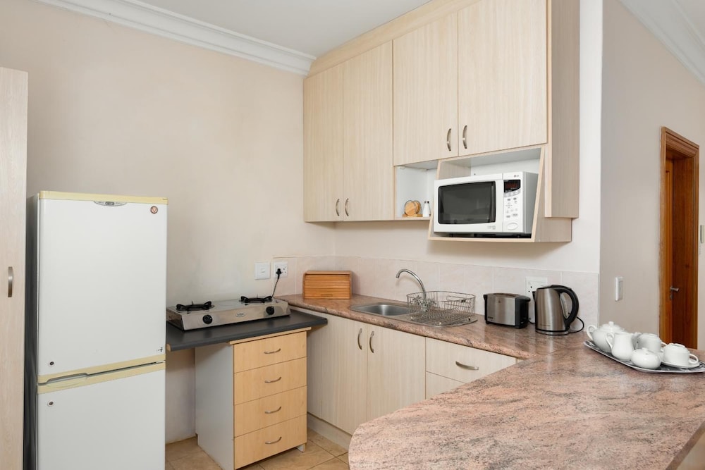 Thomson's Accommodation 18/36
