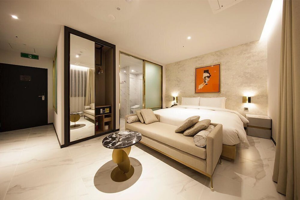 DELUXE, DOUBLE BED, LOW FLOOR