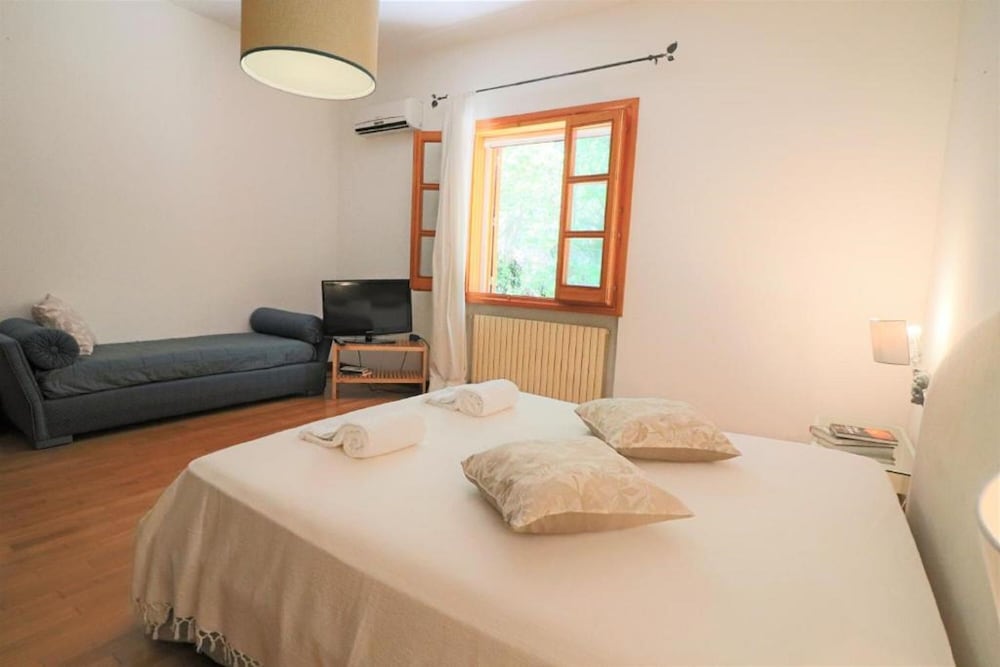 DELUXE, DOUBLE BED
