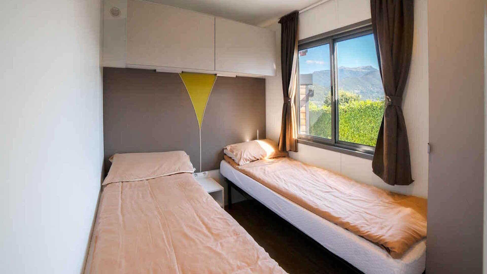 3 Bedrooms, Mobile Home, Premium, 1 Queen and 4 Single Beds