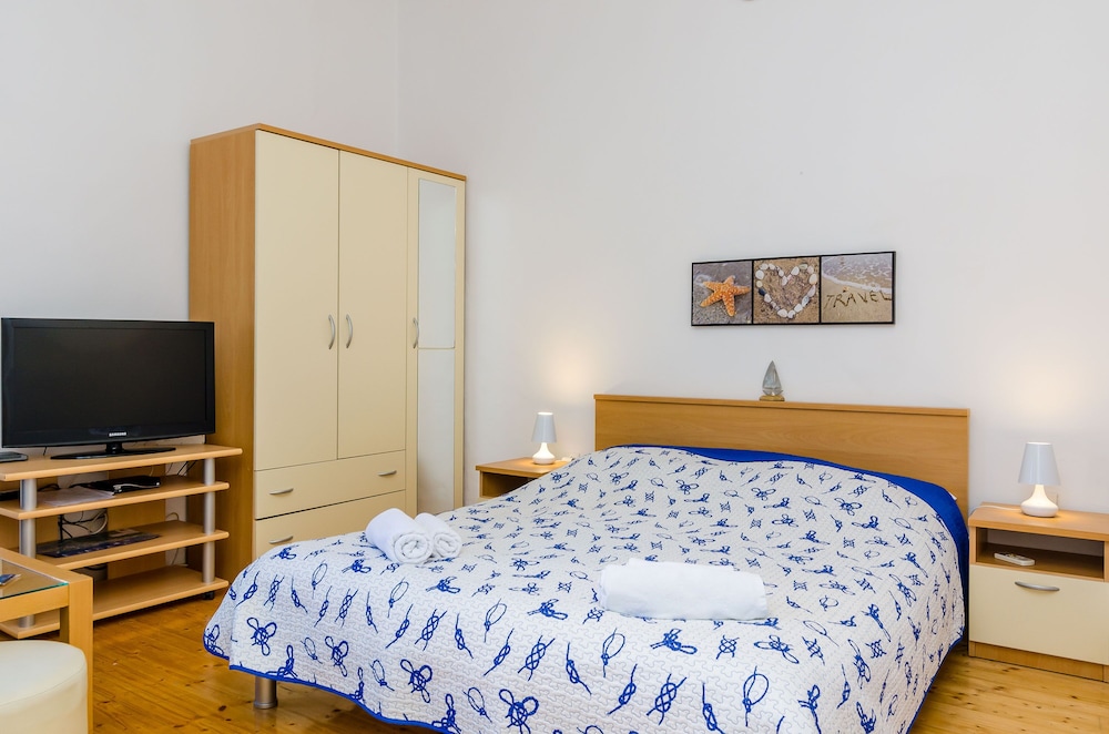 ORKA APARTMENTS 11/75
