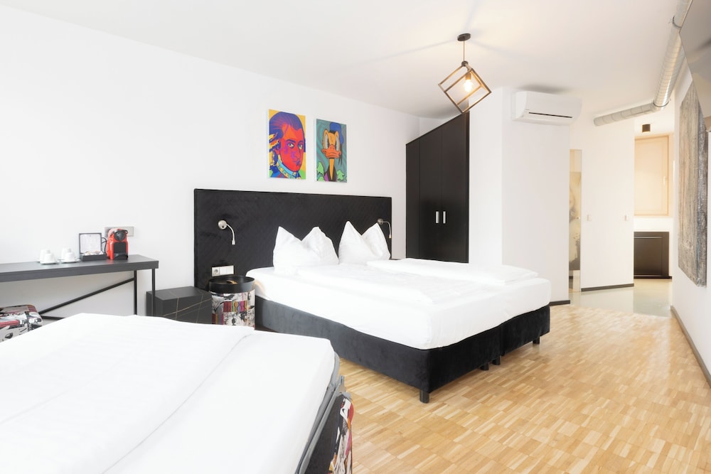 غرفة كومفورت بسرير كوين مع أريكة