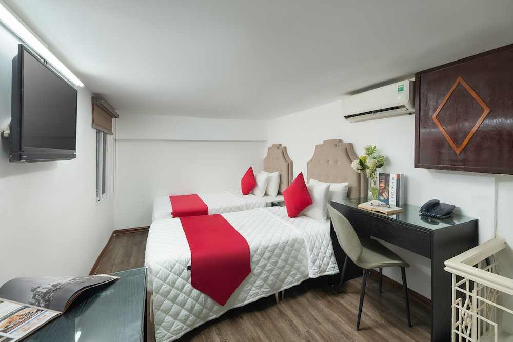 BASIC, TWIN BEDS, SHARED BATHROOM