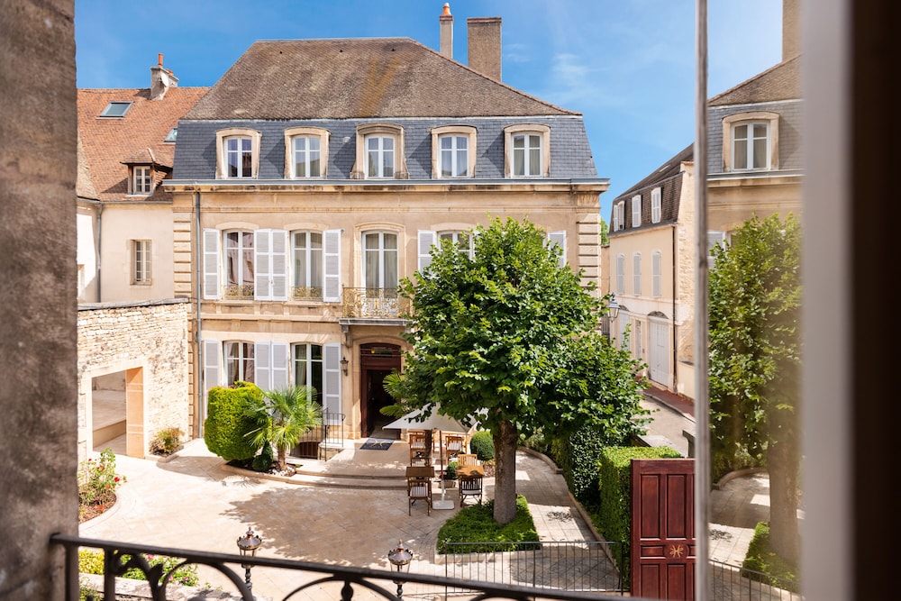 L Hotel de Beaune 3/73