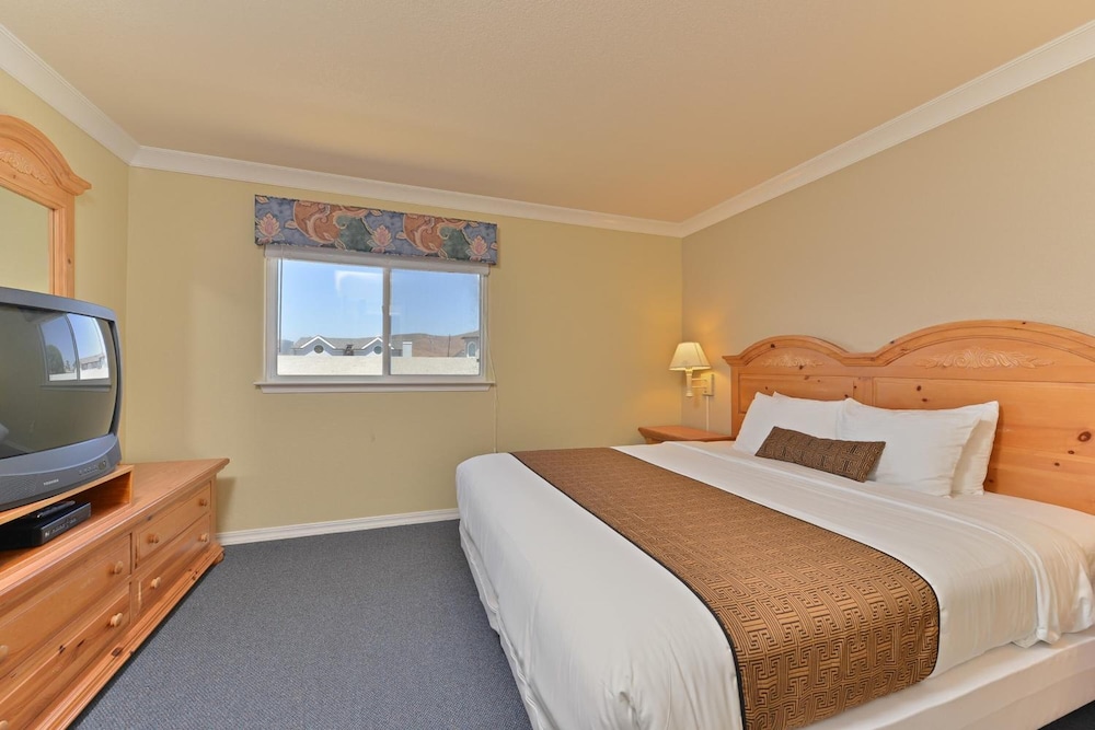 Cayucos Beach Inn 19/64