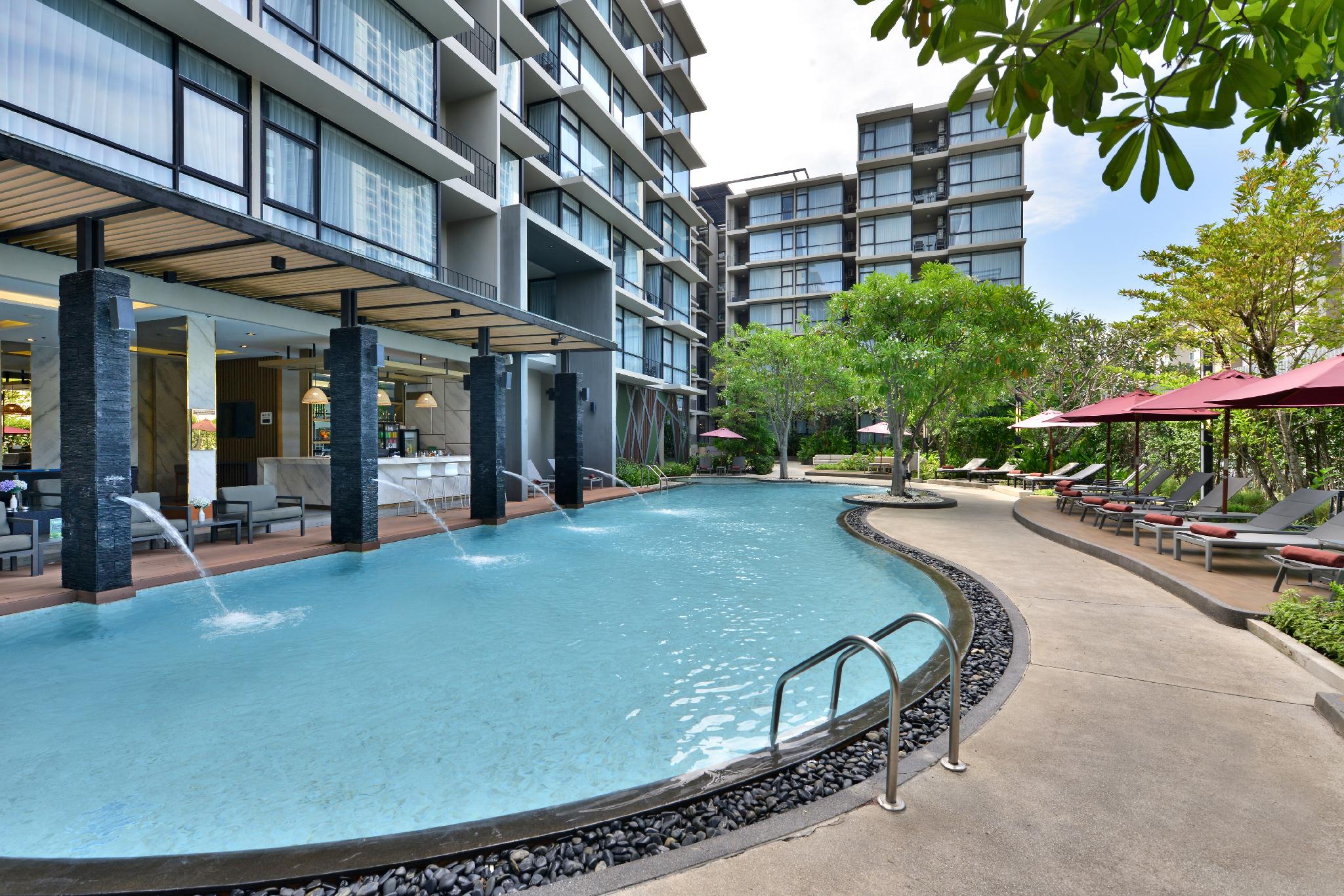 DELUXE POOL VIEW