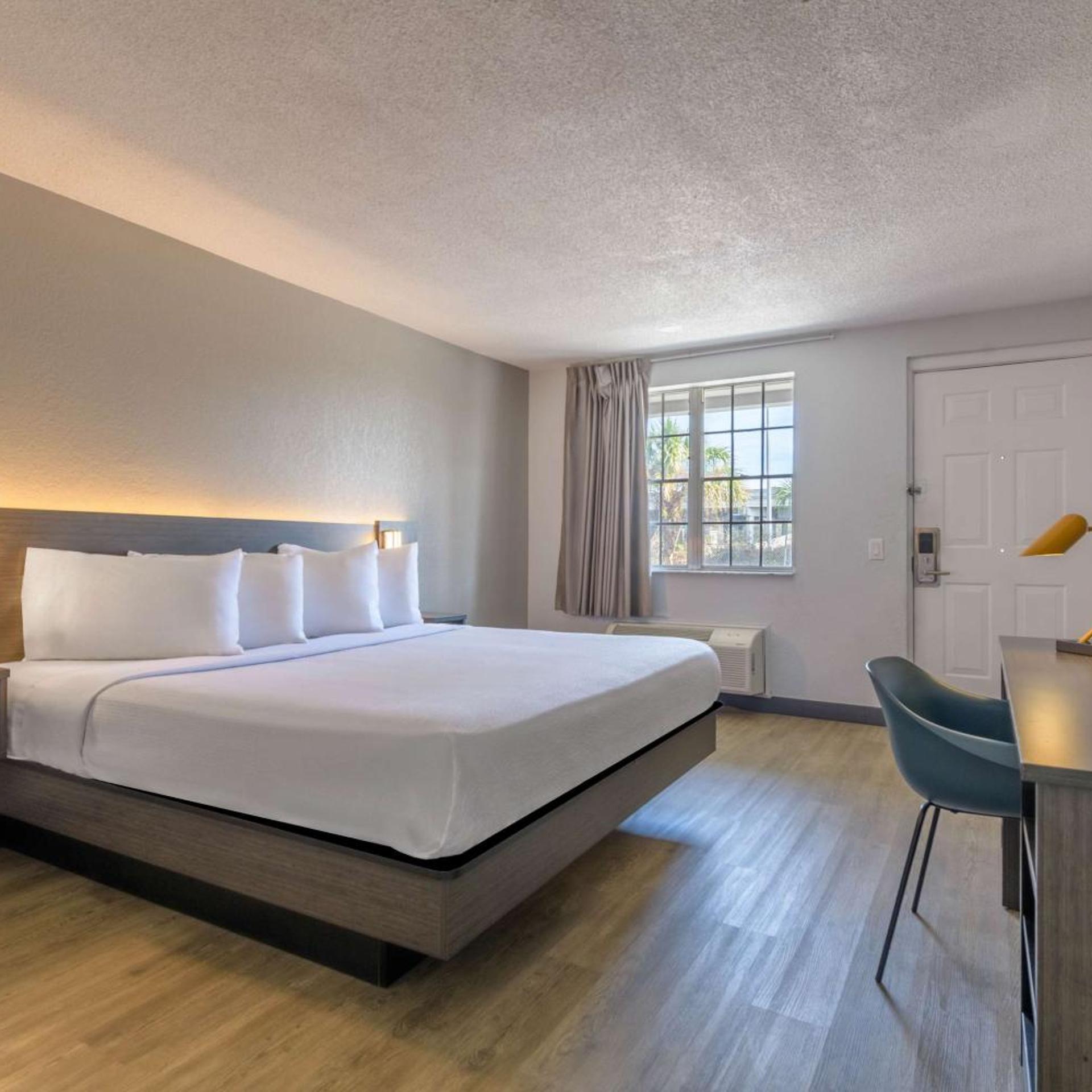 ROOM, KING BED, ACCESSIBLE