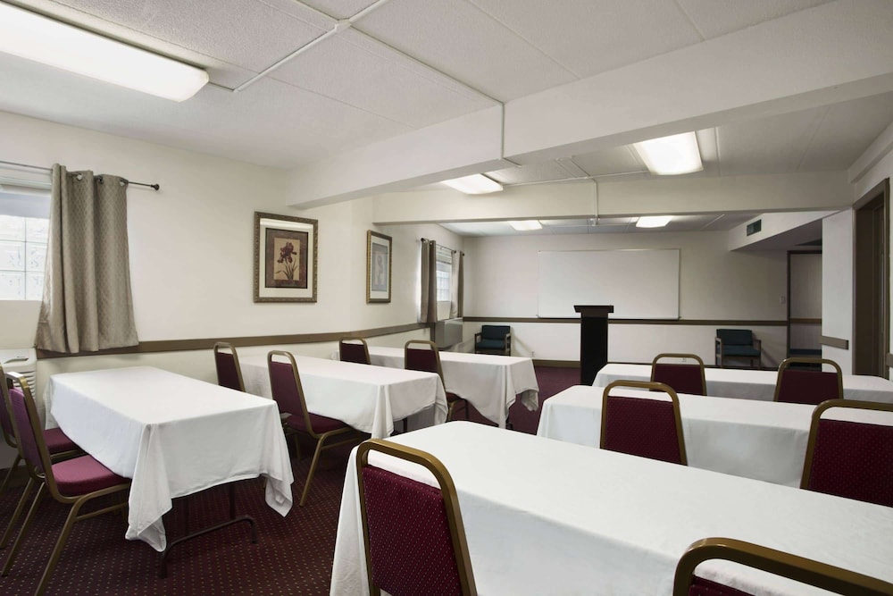 Ramada by Wyndham Pittsburgh/New Stanton 15/38