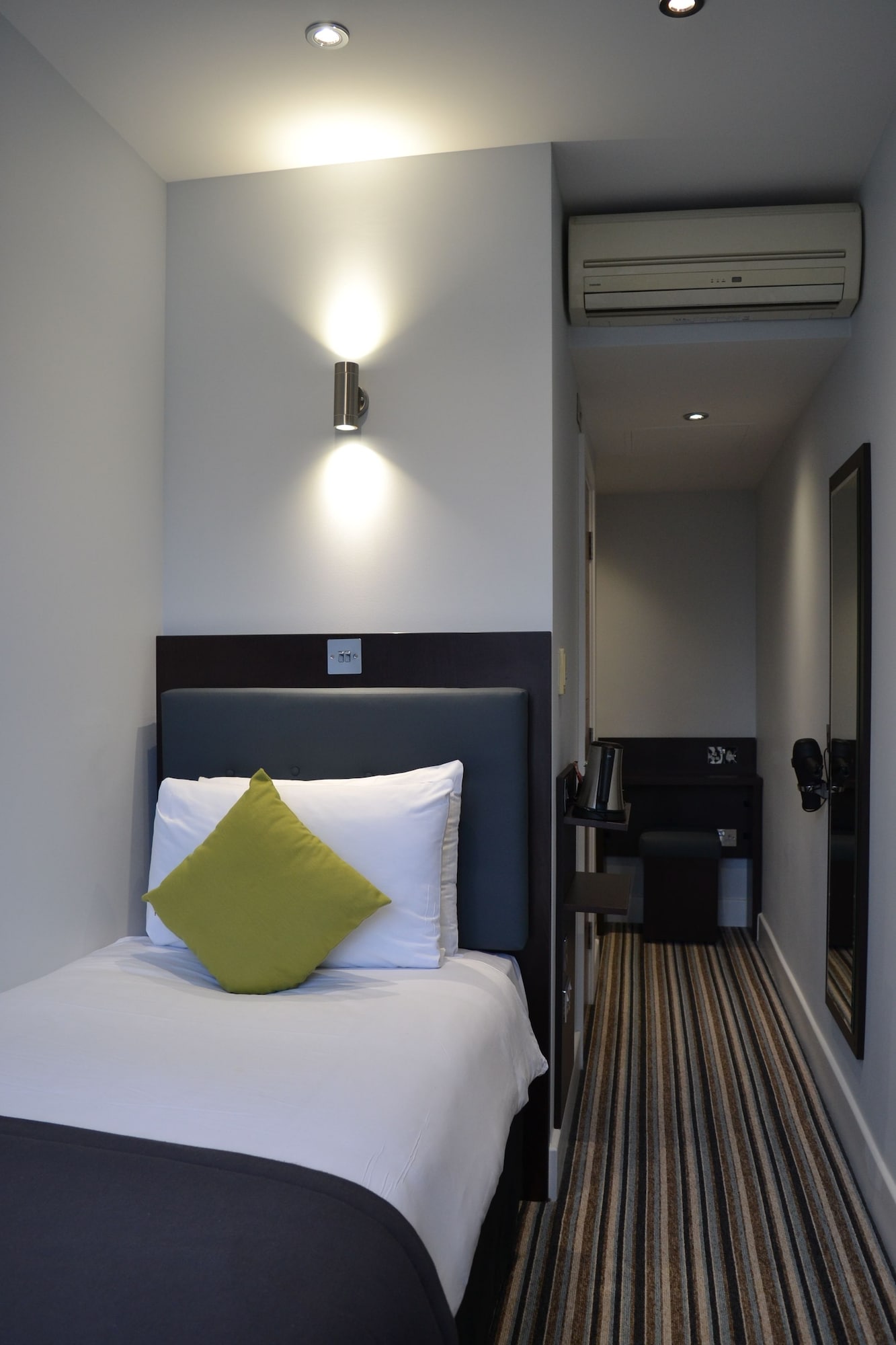 ROOM, SINGLE