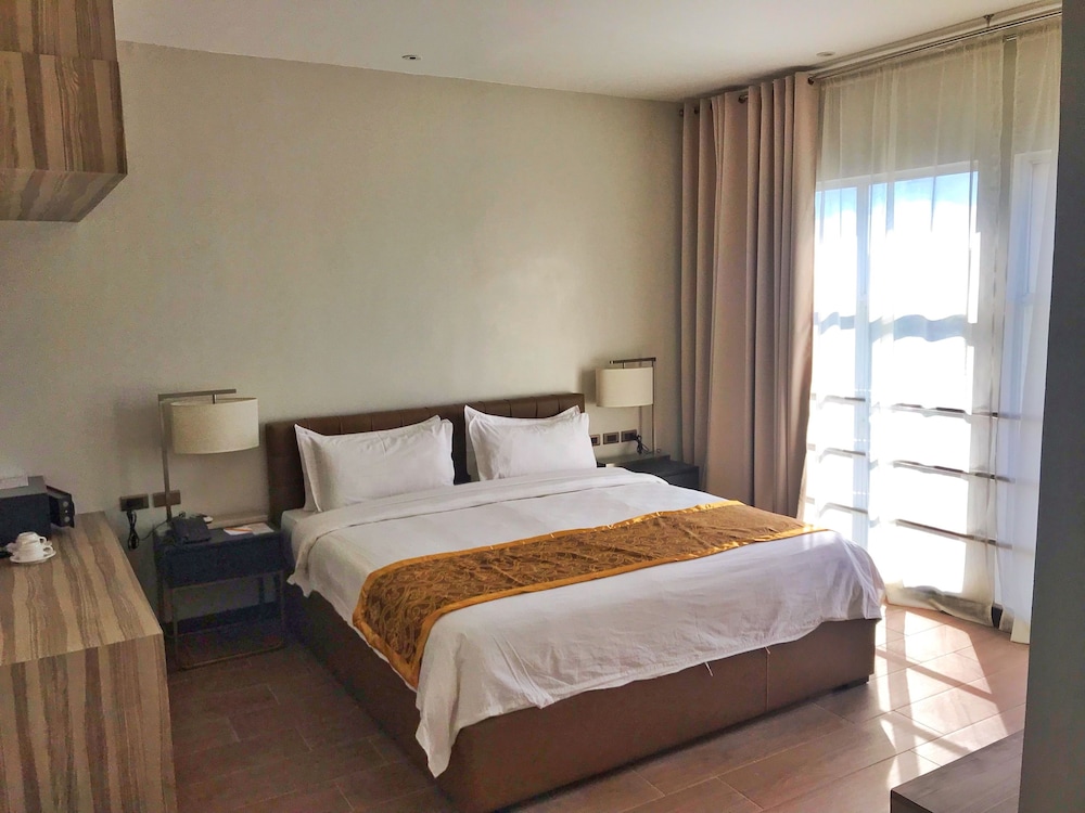 Avenue Suites Hotel 8/65
