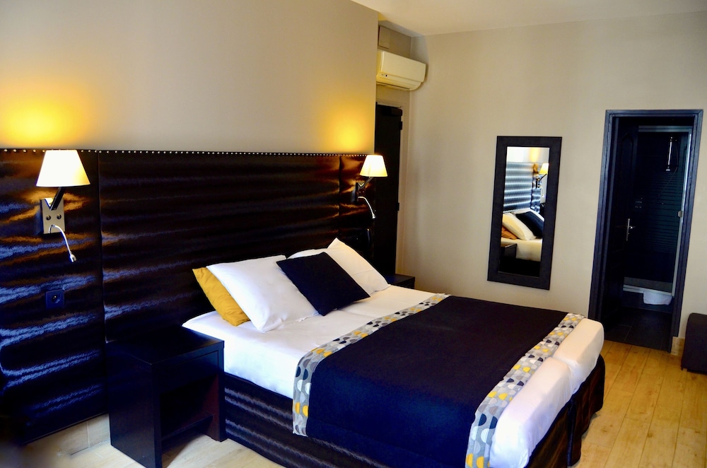 ROOM, DOUBLE OR TWIN BED