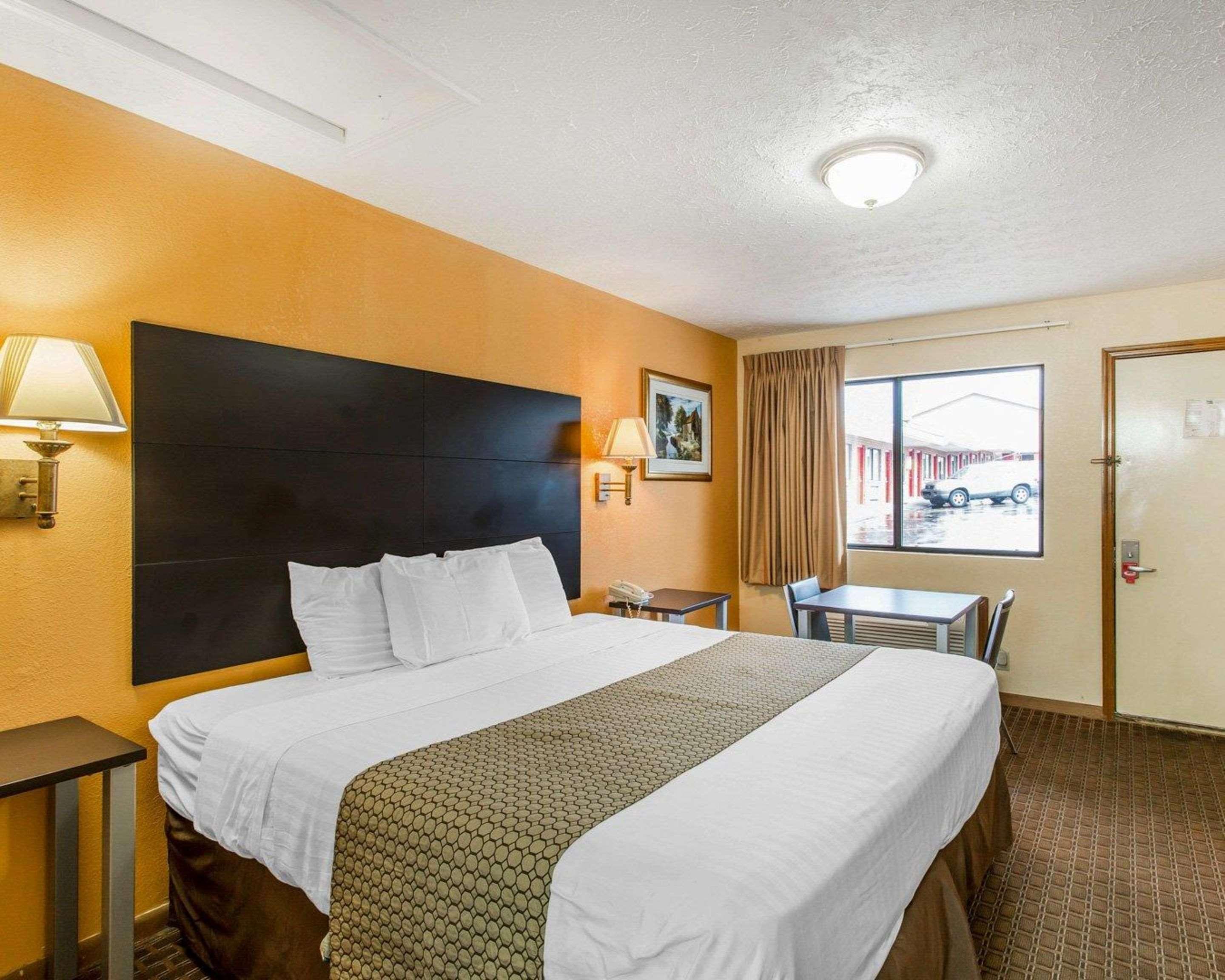ROOM, KING BED