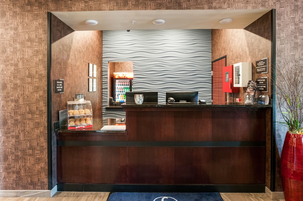Cobblestone Hotel & Suites - Appleton International Airport 4/62