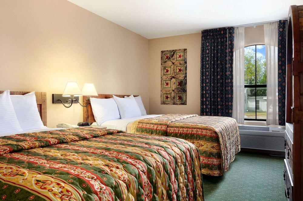 Days Inn Suites Llano 10/36