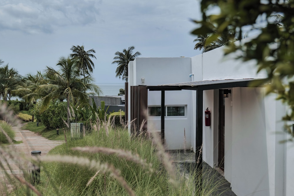SEAnery Beach Resort 60/66