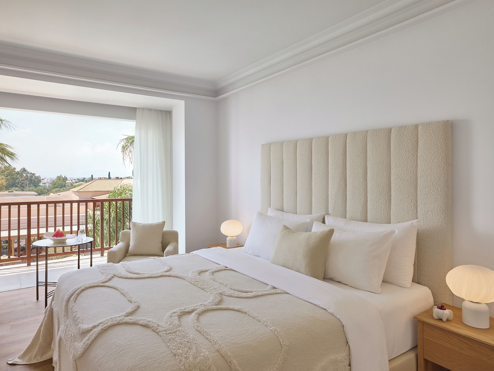 جناح فاخر بسريرين مزدوجين بغرفتي نوم مع أريكة