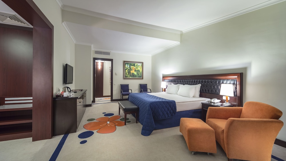 Pine Beach Hotel 33/73