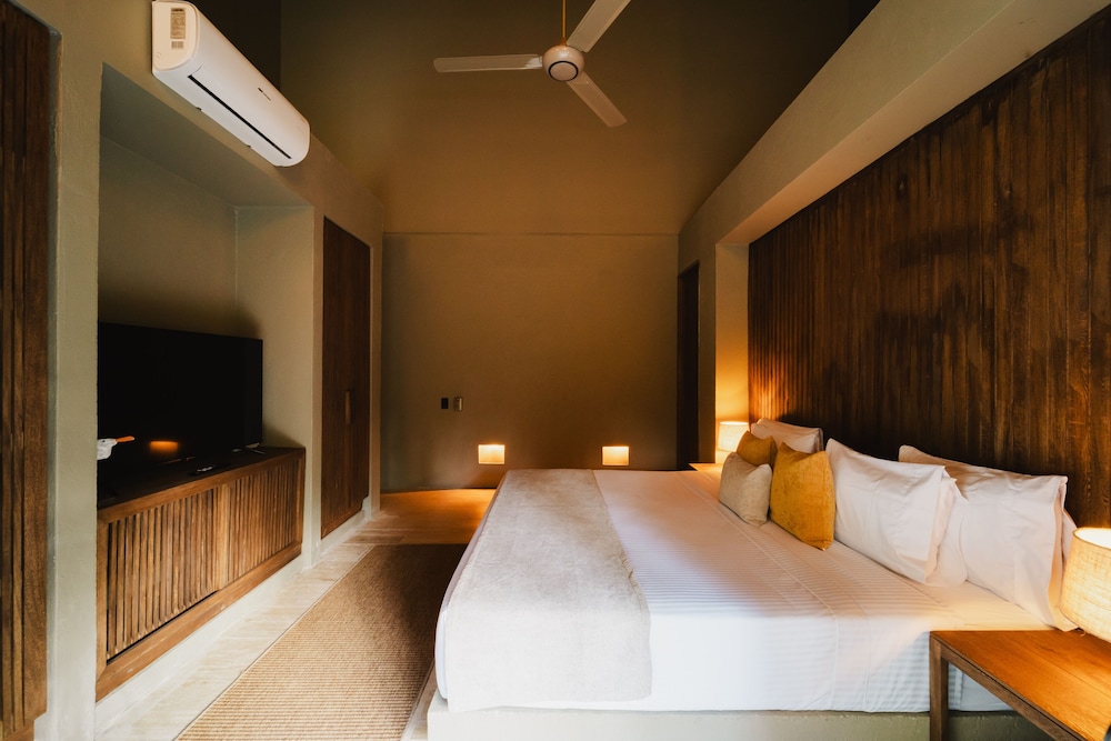 Naio Hotel 8/50