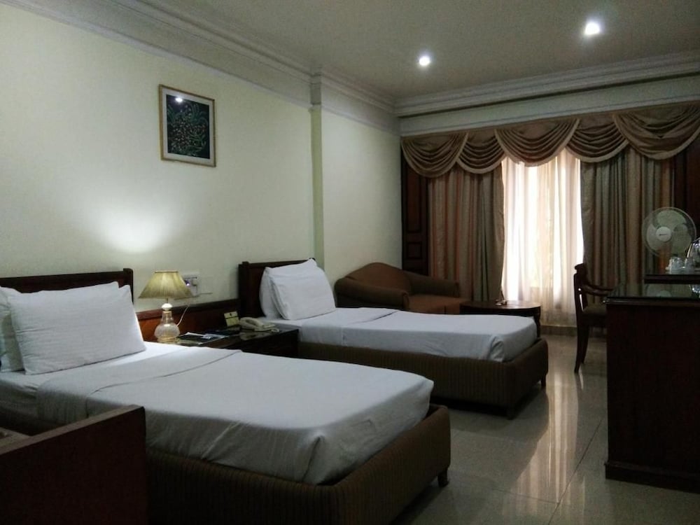 EMPIRES HOTEL 26/68