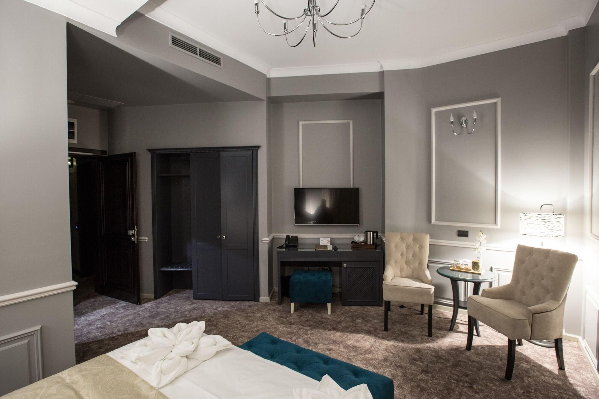 PENINSULA BOUTIQUE HOTEL 42/51