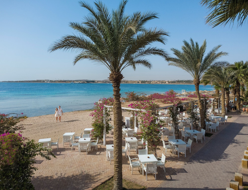 Fort Arabesque Beach Resort 48/50