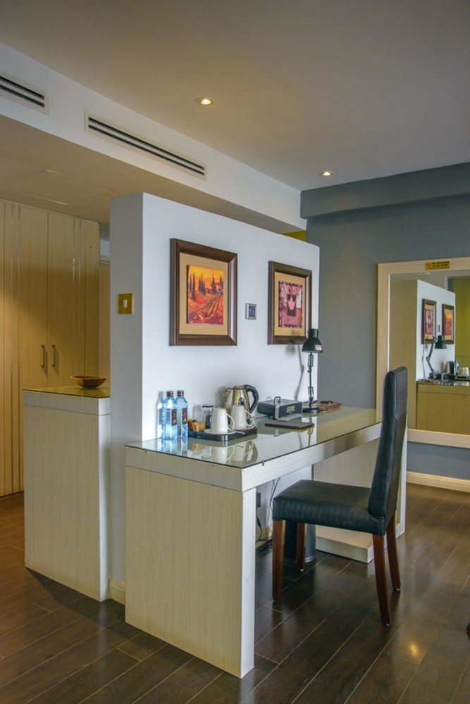 Cloud Hotel & Suites 32/37