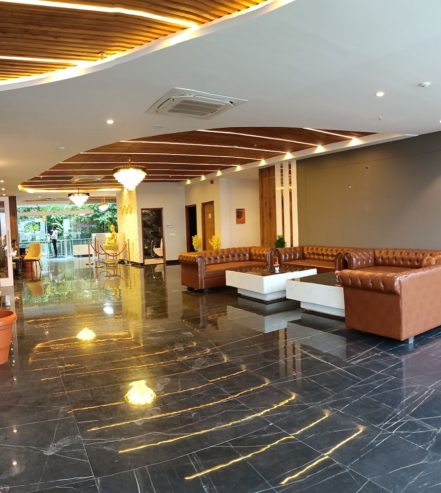 SPT Clarks Inn Suite Mandi 4/22