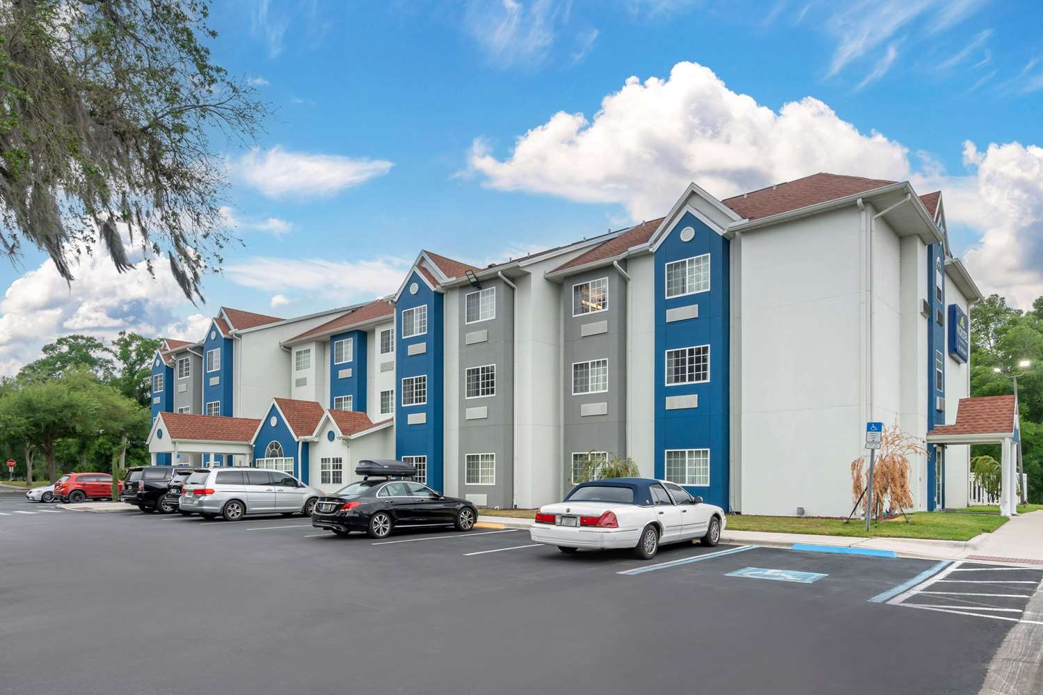 Microtel Inn and Suites by Wyndham Brooksville 45/53