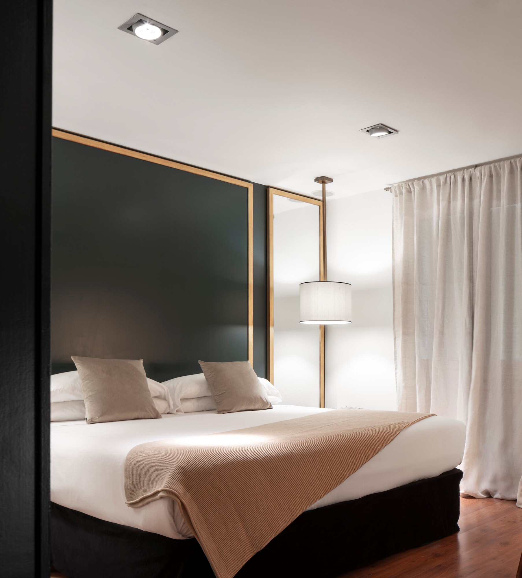 SUPERIOR, DELUXE, DOUBLE BED