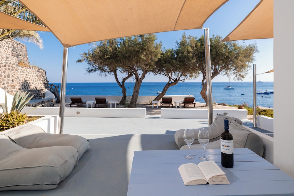 Akrotiri Hotel 17/50