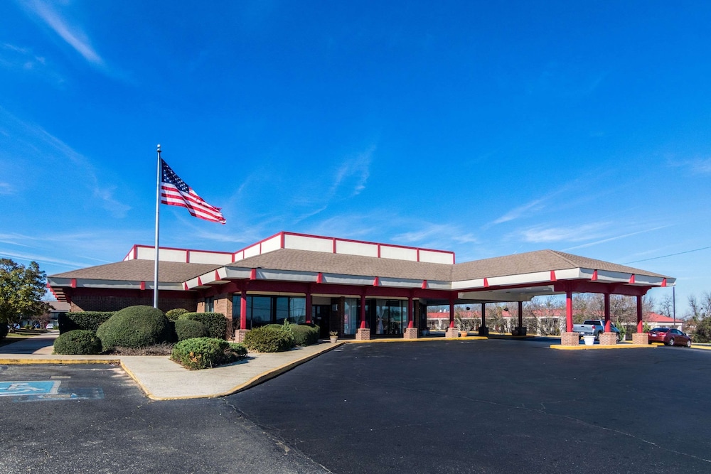 Econo Lodge Inn & Suites Conference Center 1/44