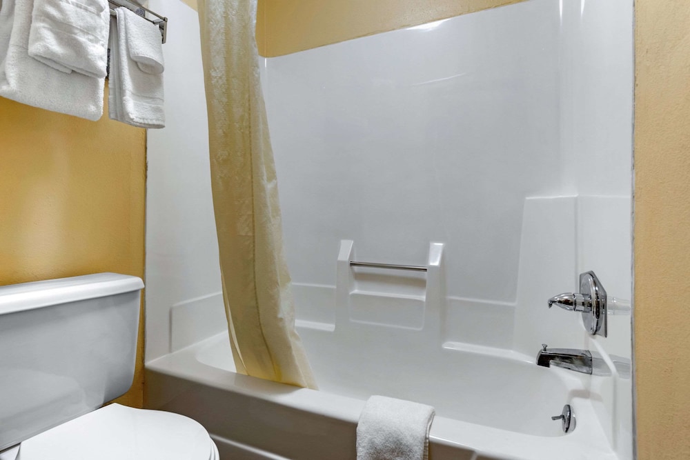 Econo Lodge Lexington Southeast 17/28