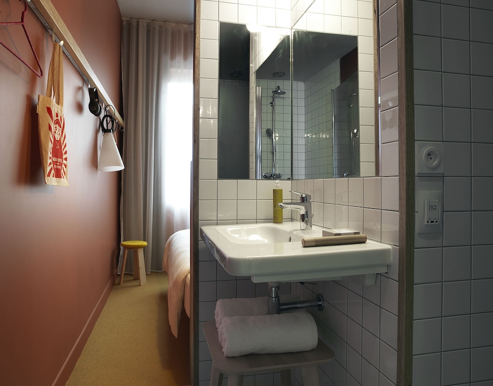 Mob Hotel Paris Les Puces 14/65