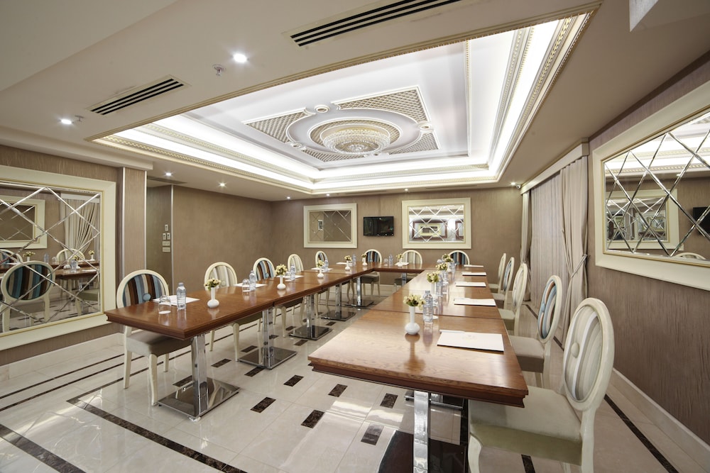 Halifaks Hotel 44/50