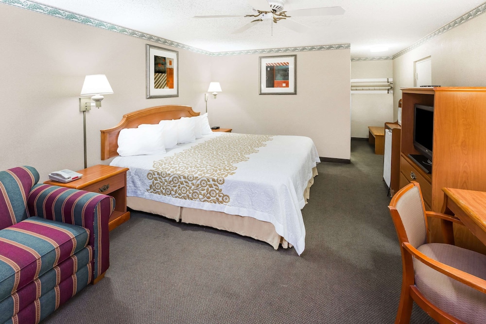 Standard, King Bed, Smoking, Days Inn By Wyndham Batesville 3/6