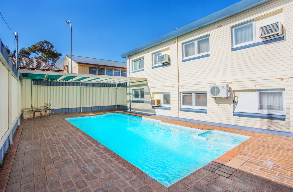COWRA MOTOR INN 61/65