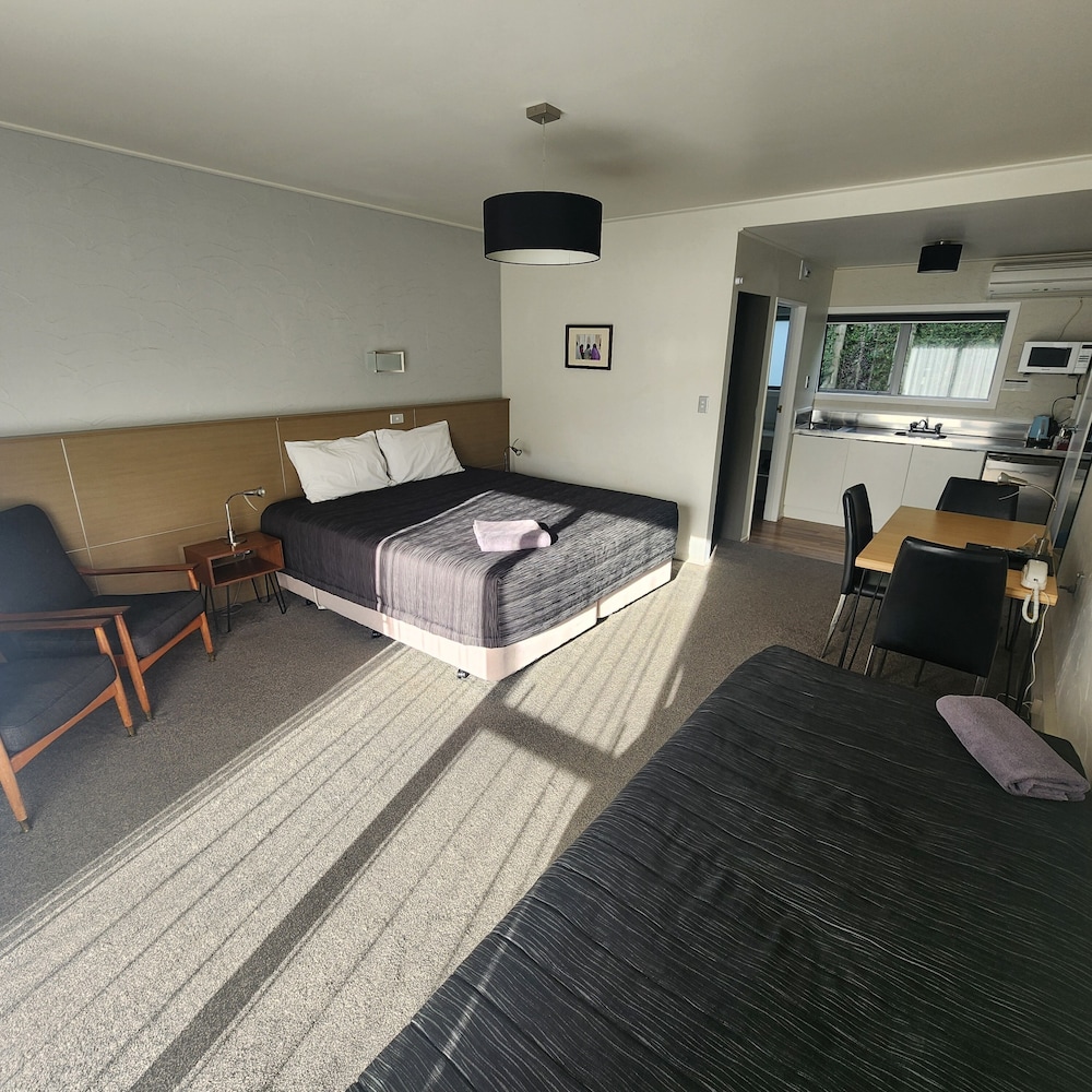 غرفة بريميير بسريرين منفصلين وسرير كينج وسرير فردي، 16 Northgate Motor Lodge 4/7