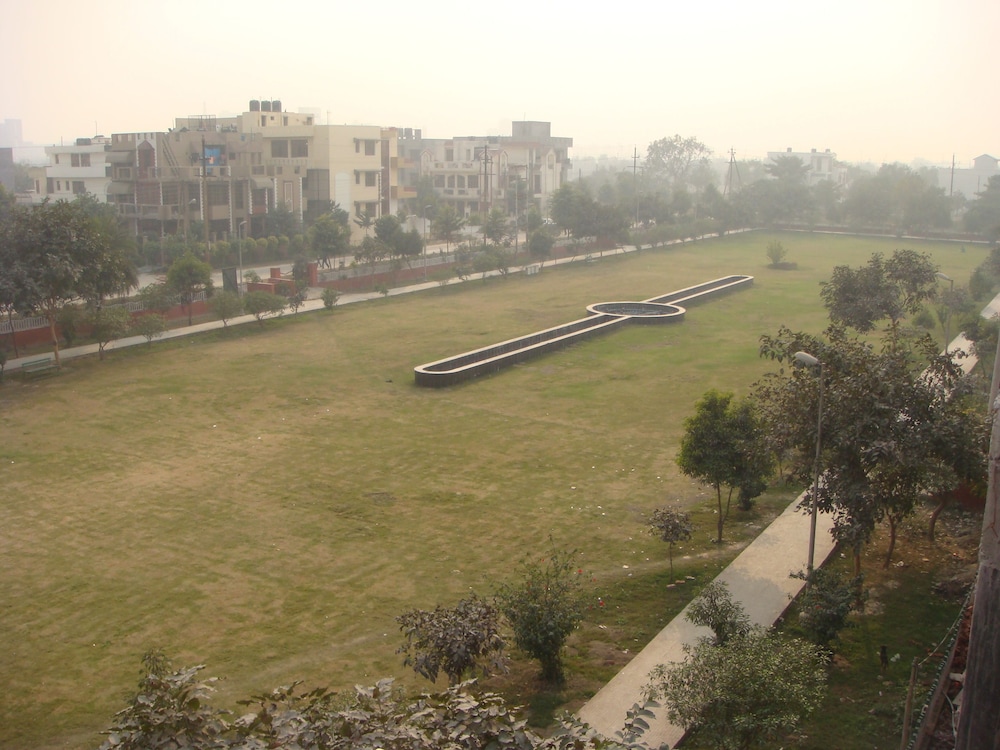 Ahuja Residency Sector 44 Noida 33/39