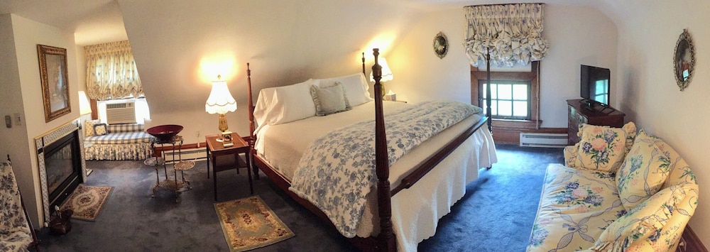 Romantic, Retreat, King Bed, Private Bathroom