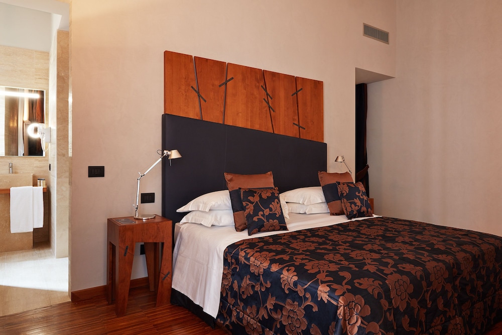 Superior, Queen Bed, The Code Hotel 2/4