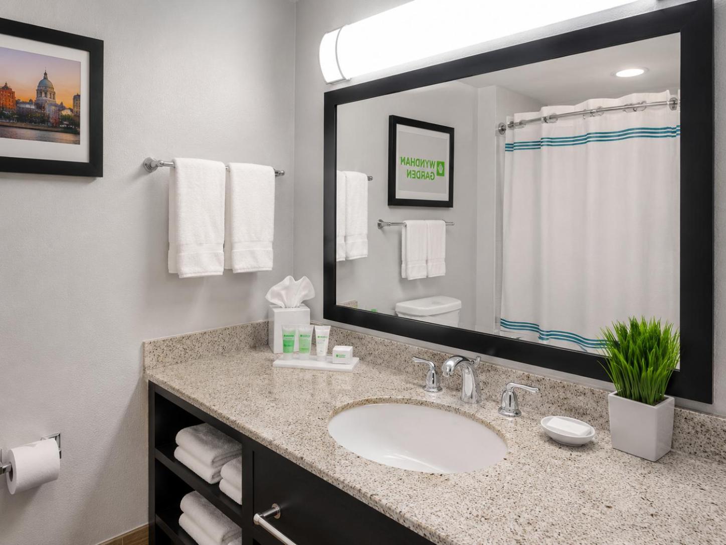 OKC Hotel Suites, Event Center, indoor Pool and Arcade, 5 Min from Downtown & Fairgrounds 44/45