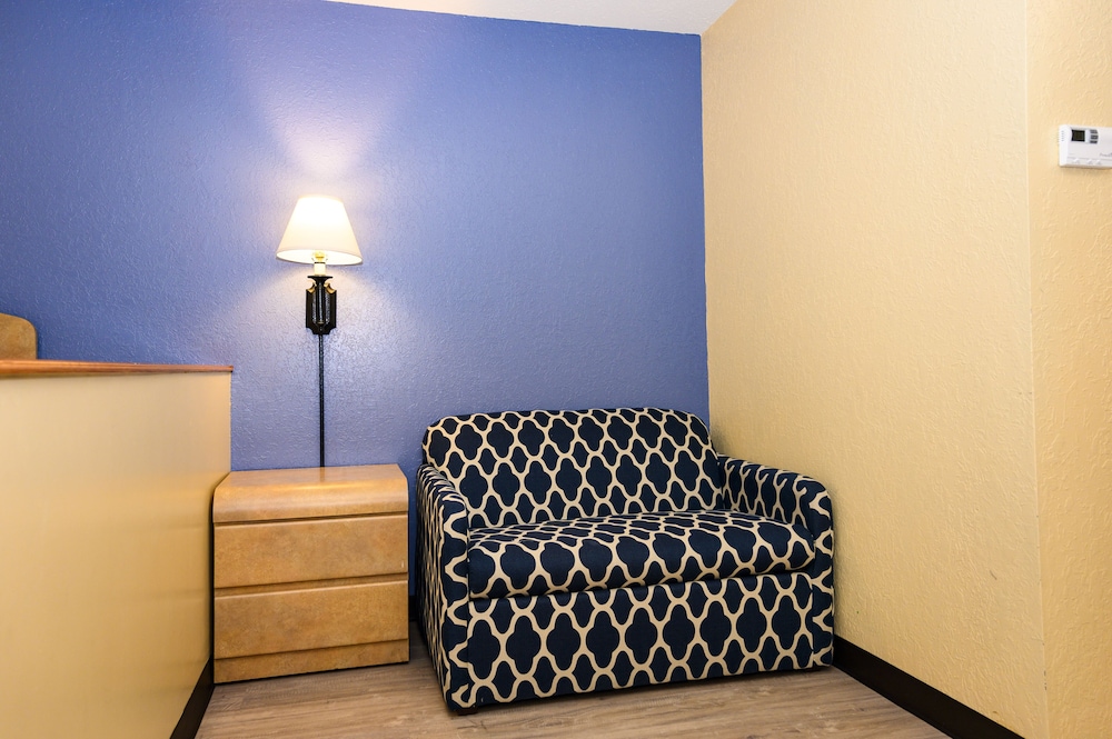 Days Inn and Suites By Wyndham Niagara Falls/Buffalo 10/40
