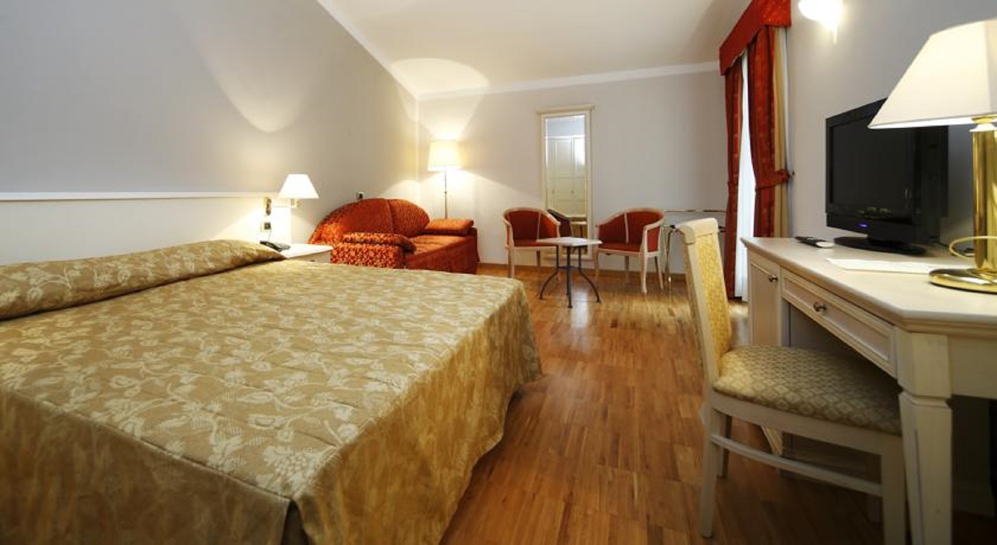 ROOM, DOUBLE BED