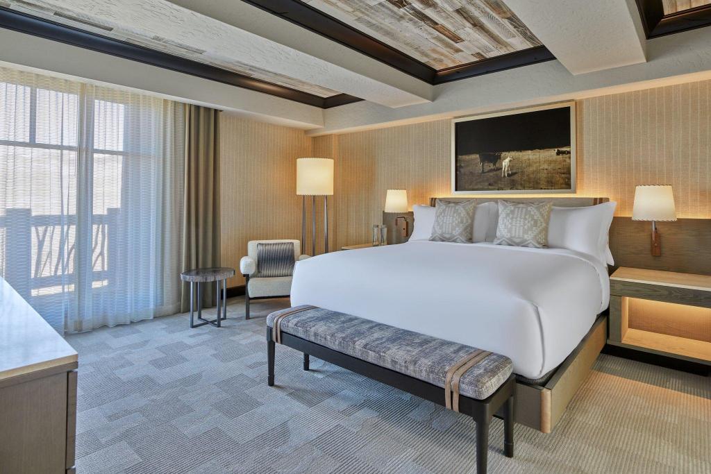 Guest Room, King Bed, Partial View