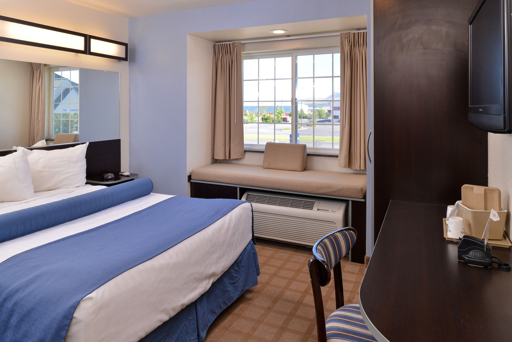 غرفة قياسية بسرير كوين، Microtel Inn Suites Klamath Falls 2/10